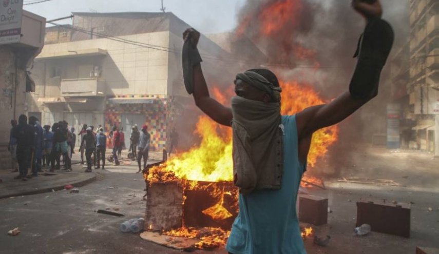 مقتل صبي بصدامات عنيفة بين الأمن والمحتجين في السنغال
