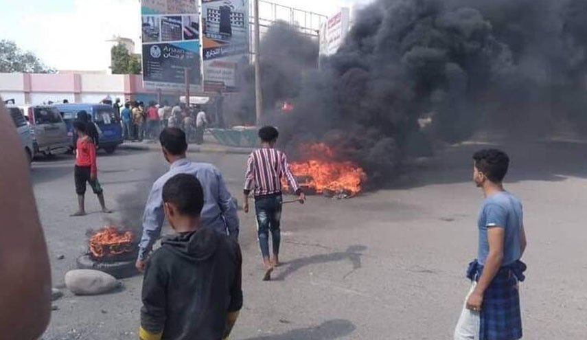 شورش علیه عربستان در عدن/ معترضان، خیابان‌های اصلی شهر عدن را با سنگ و لاستیک بستند
