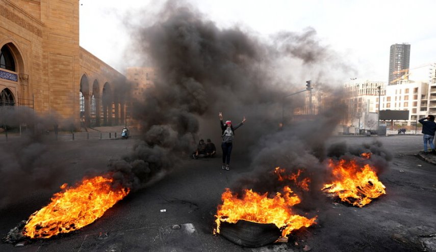 المحتجون اللبنانيون يواصلون قطع الطرقات بالإطارات 