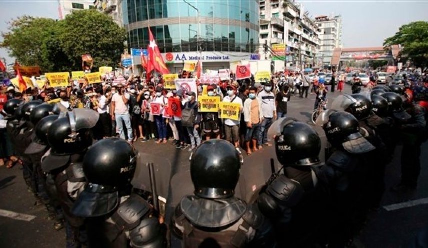 محتجون في ميانمار يغادرون مدينة محاصرة بيد قوات الأمن
