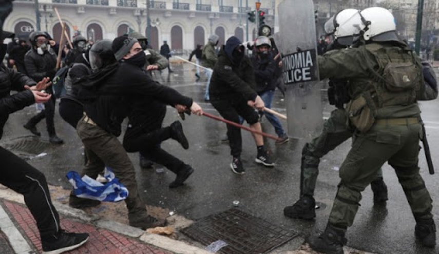 احتجاجات اليونان.. إصابة 3 شرطيين بجروح في صدامات مع المتظاهرين 