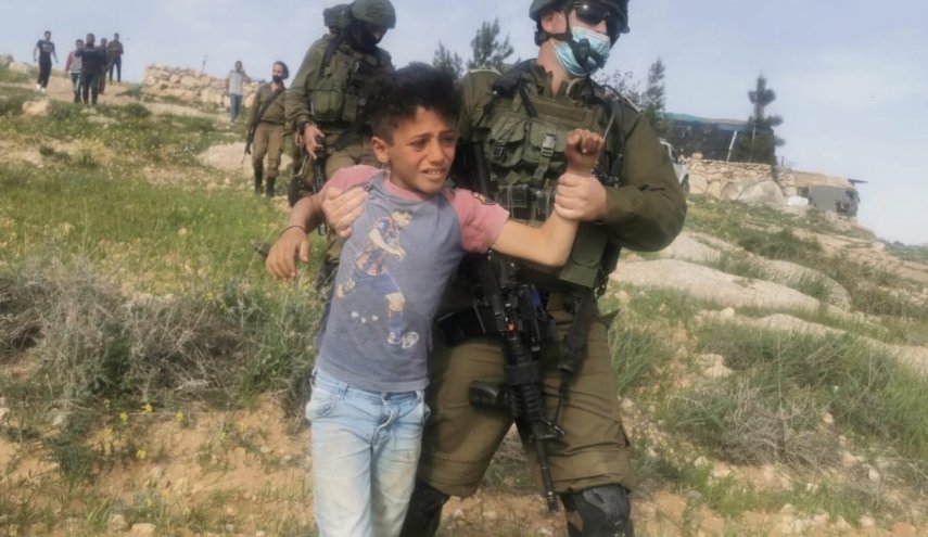 قوات الاحتلال الإسرائيلي تعتقل 5 أطفال فلسطينيين جنوب الضفة