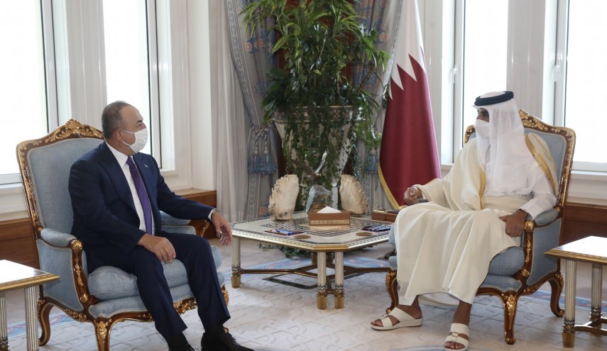 أمير قطر وأوغلو يستعرضان العلاقات الاستراتيجية بين البلدين