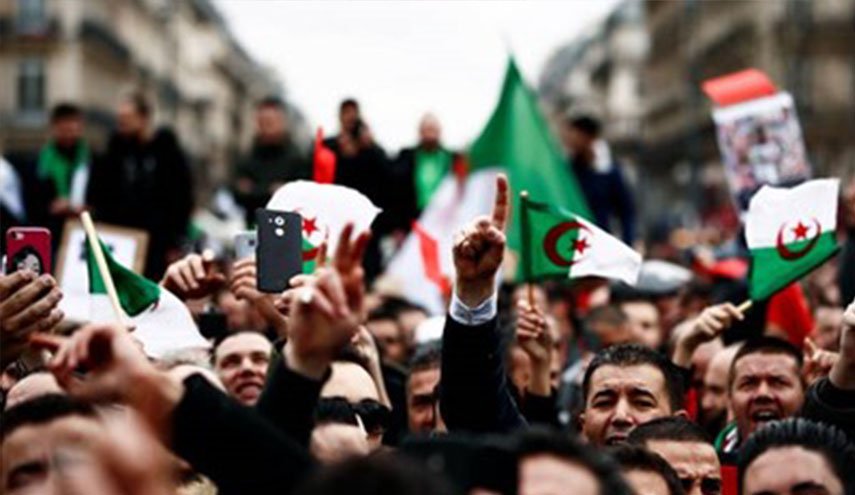 آلاف الجزائريين يتظاهرون مطالبين بـ