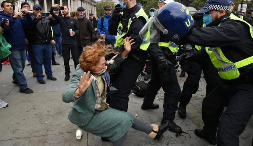 افزایش فشارها برای استعفای رییس پلیس لندن/ مردان پلیسی که زنان را به زمین کوبیده و روی خیابان ها می کشیدند 