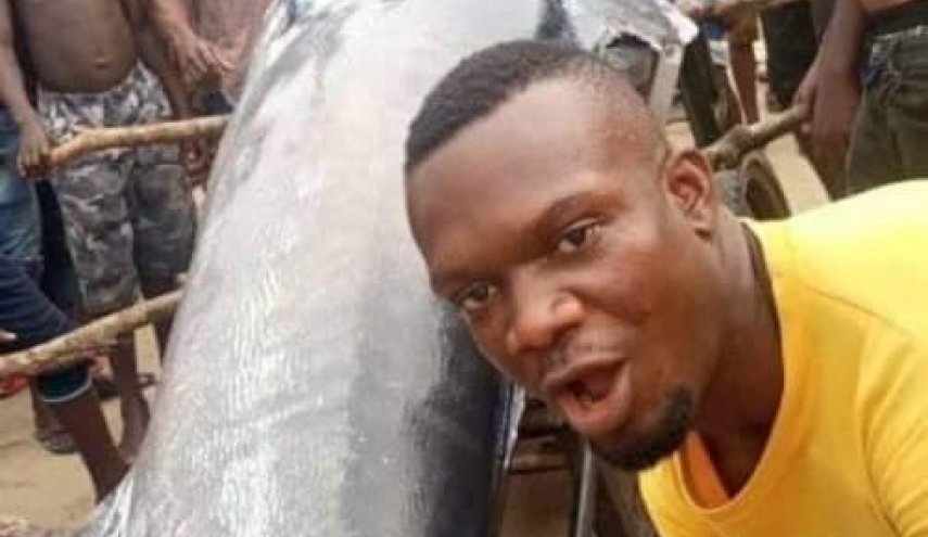 شاب نيجيري “يأكل” فرصة عمره.. اصطاد سمكة بقيمة 2.6 مليون دولار والتهمها مع أصدقائه!