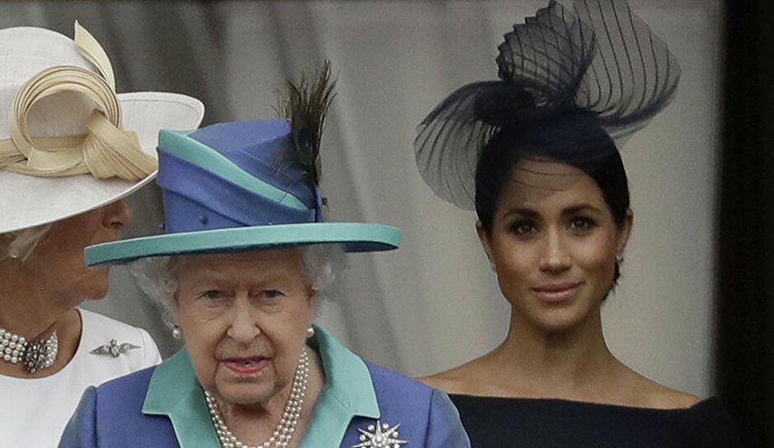 بالصورة.. ’​شارلي إيبدو’ تغضب البريطانيين برسم مثير عن الملكة وميغان