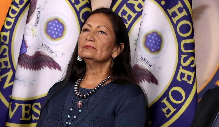 الشيوخ الأمريكي يصادق على تعيين أول وزيرة للداخلية من السكان الأصليين
