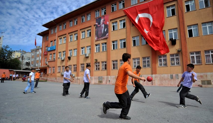 تركيا تفتتح مدرستين في ريف الرقة وترفع العلم التركي فوقهما!
