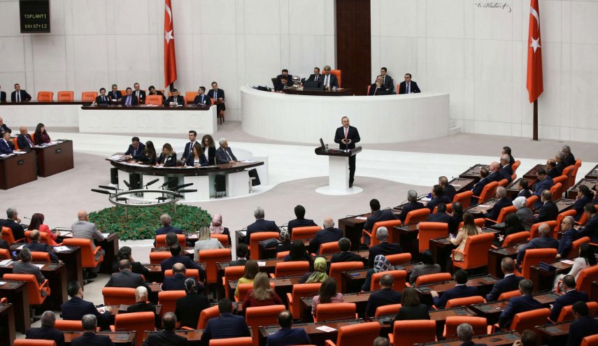 برلمان تركيا يجرد نائبا مؤيدا للأكراد من عضويته