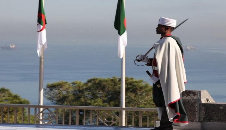 ترحيب جزائري مشروط وتوجس من فتح ذاكرة الاستعمار الفرنسي