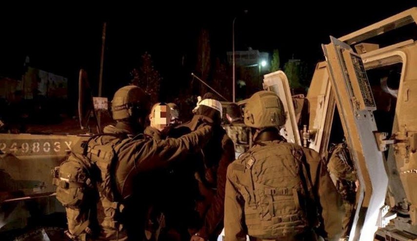 قوات الاحتلال تعتدي على أفراد عائلة بالضرب وتعتقل 3 مواطنين في الخليل