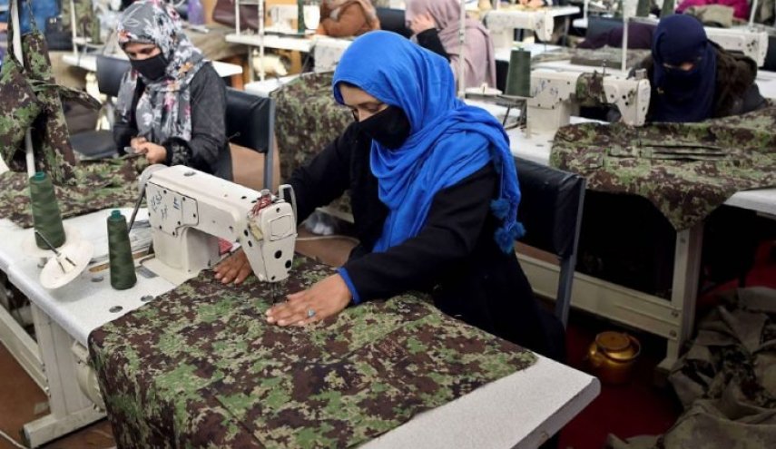 مصنع خياطة أفغاني يوفر شريان حياة لأرامل الحرب