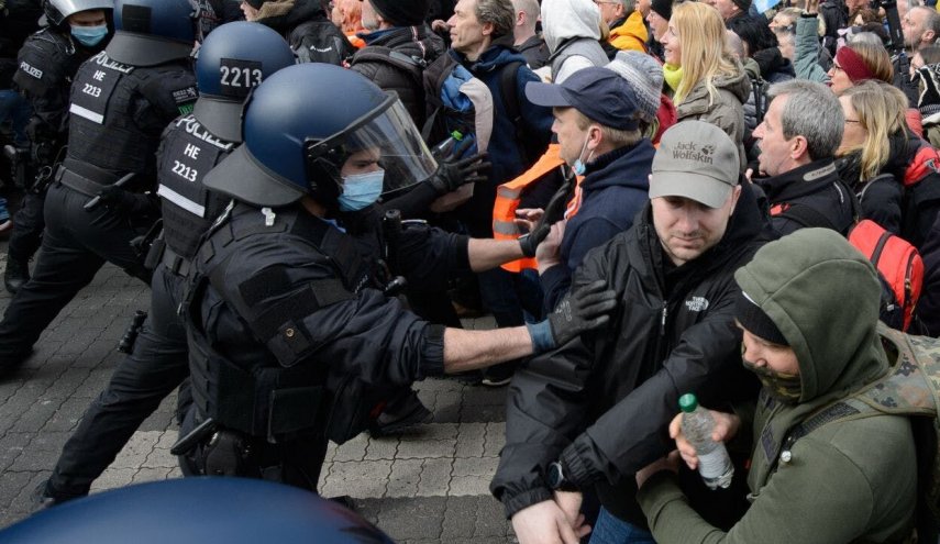 پلیس آلمان با معترضان به محدودیت‌های کرونایی درگیر شد