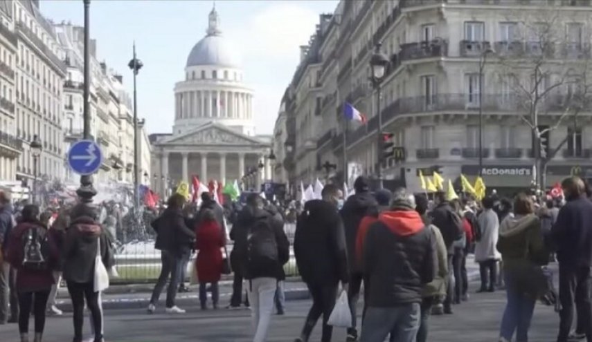 الآلاف يتظاهرون في باريس احتجاجا على عنصرية الشرطة والعنف الأمني

