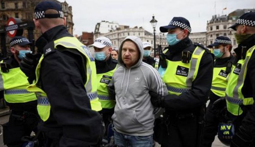 اشتباكات بين الشرطة البريطانية ومحتجين مناهضين للعزل العام في لندن