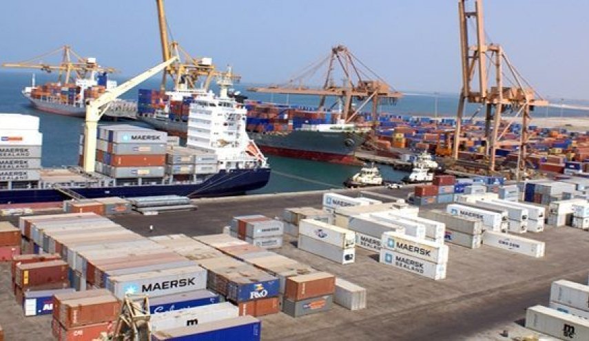 تحالف العدوان السعودي يسمح لأربع سفن وقود بدخول ميناء الحديدة