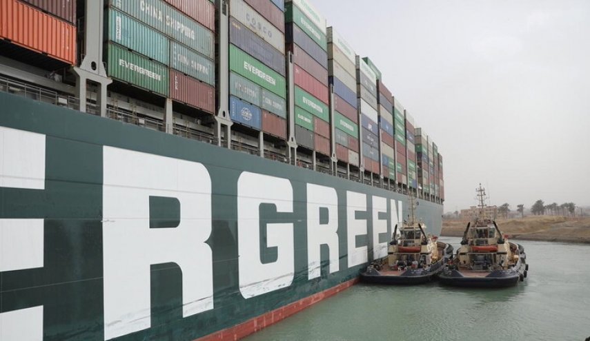 سفينة الحاويات بقناة السويس تنفي تقارير عن موعد تعويمها