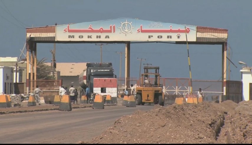 اليمنيون يطالبون بإخلاء الإمارات ميناء استراتيجي في بلادهم