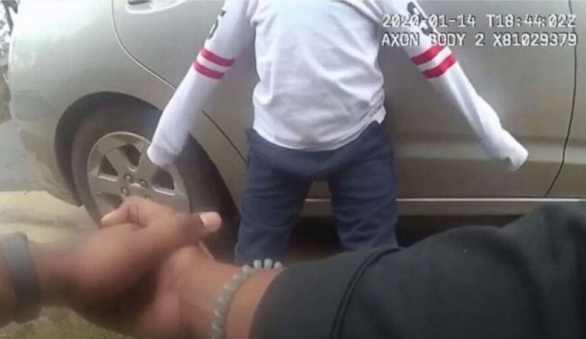 دستبند زدن کودک «پنج ساله» سیاه‌پوست در آمریکا مقابل چشم مادر
