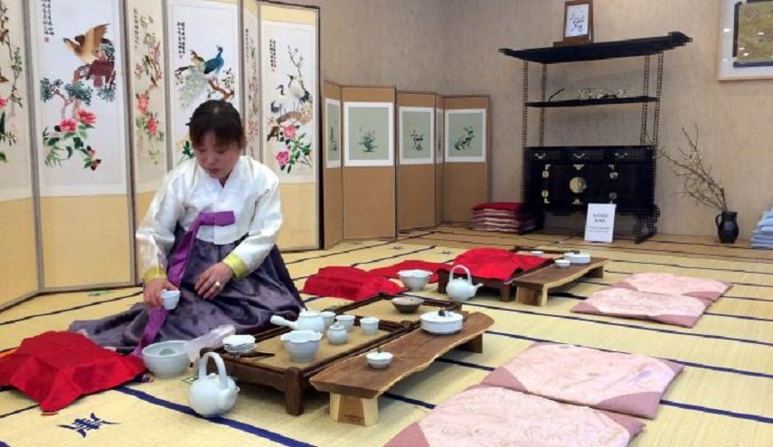 لماذا يجلس اليابانيون على الأرض لتناول الطعام؟
