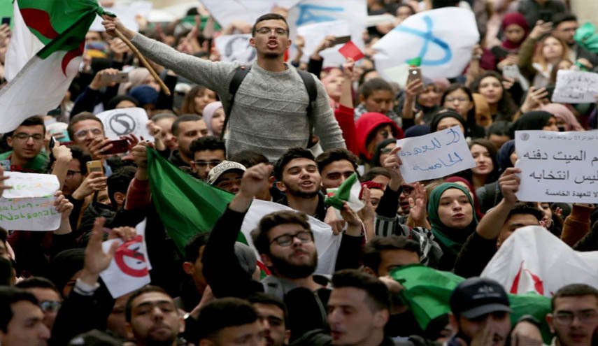 الحكومة الجزائرية تتحدث عن 'ثورة مضادة' يقودها 'أعداء الداخل'