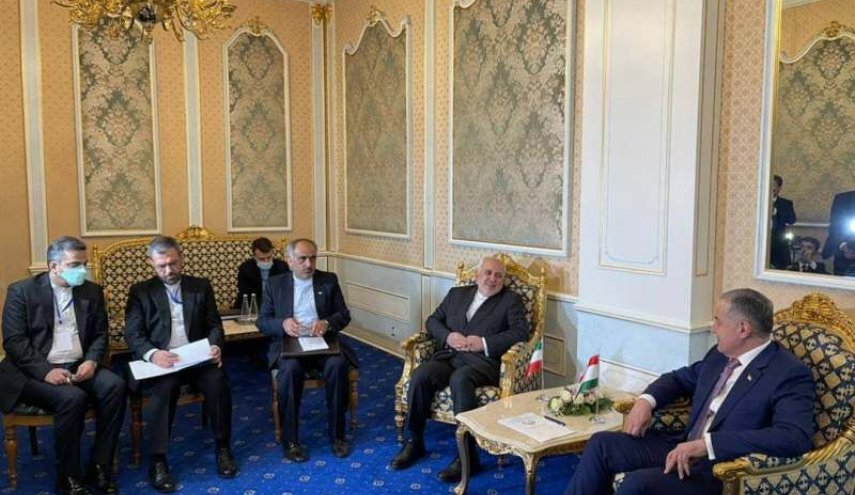 ظريف يجري مباحثات مع وزير خارجية طاجيكستان
