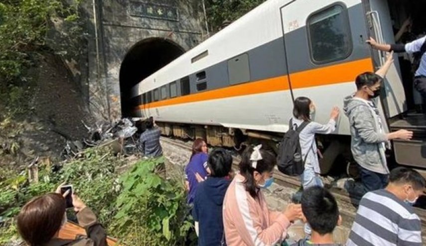 تصادف مرگبار قطار و کامیون در تایوان با 36 کشته + فیلم
