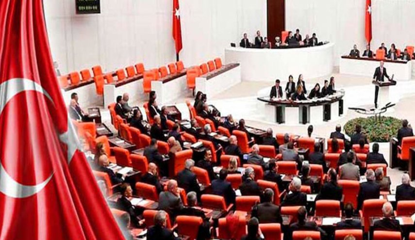 تركيا تعتقل نائبا كرديا سابقا بعد تجريده من منصبه
