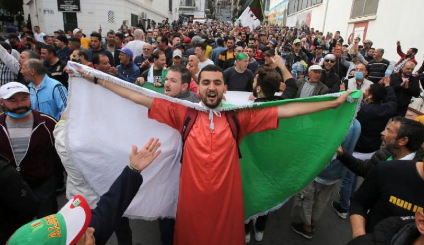 الجزائر: الشرطة تمنع مسيرة الطلاب الأسبوعية لأول مرة منذ استئناف الحراك
