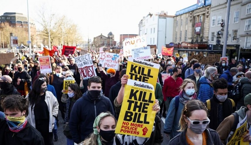 بريطانيا.. المئات ينضمون لمظاهرات ضد الشرطة 