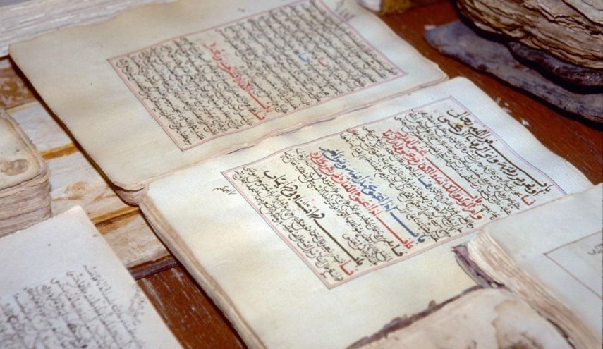 معرض في بغداد يحتضن مخطوطات بـ8 لغات عمرها ألف عام