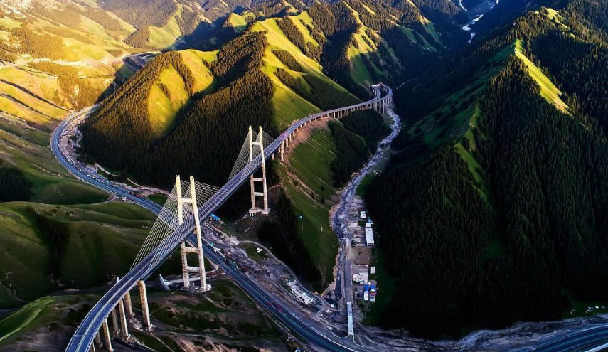 يمزج بين عظمة البناء وسحر الطبيعة الجبلية الخلابة..'جسر معلق فى الصين'