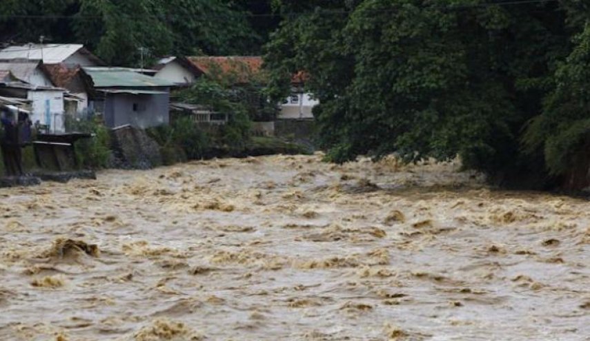 ارتفاع عدد ضحايا الفيضانات في إندونيسيا إلى 44 قتیلا