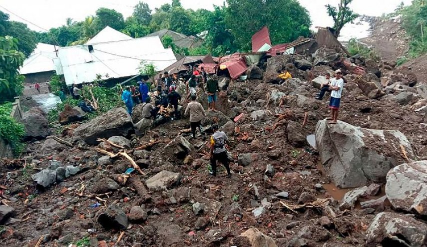 سیل و رانش زمین در اندونزی و تیمور شرقی جان بیش از ۱۱۰ نفر را گرفت