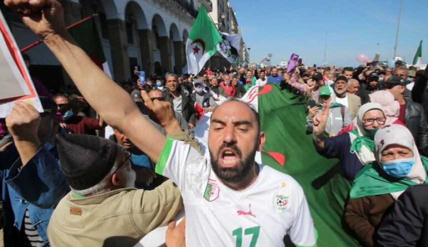 حبس موقت ۲۴ تظاهرکننده معترض در الجزایر
