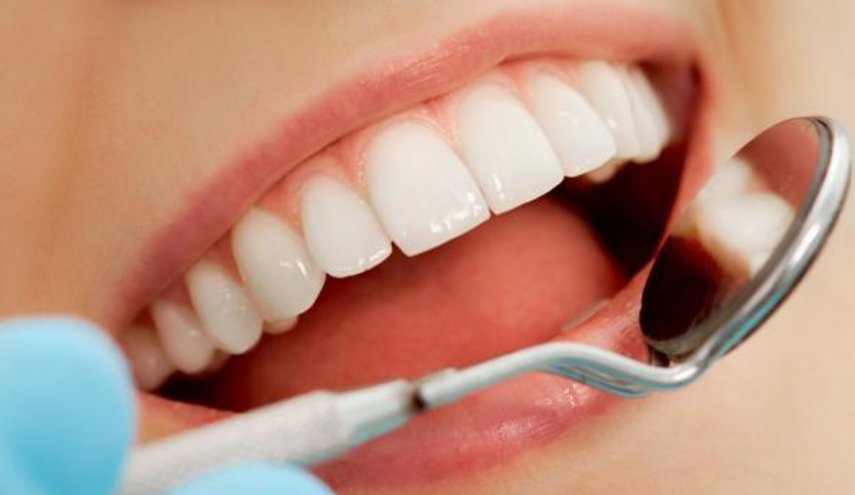 عادات يومية تهدد صحة أسنانك.. استخدام الماء الدافئ بالليمون للفم من بينها