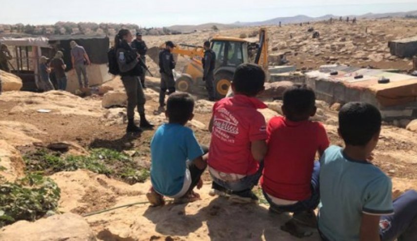 الاحتلال يهدم منشأة زراعية في بيت لحم ويطرد عائلة من أرضها بالخليل