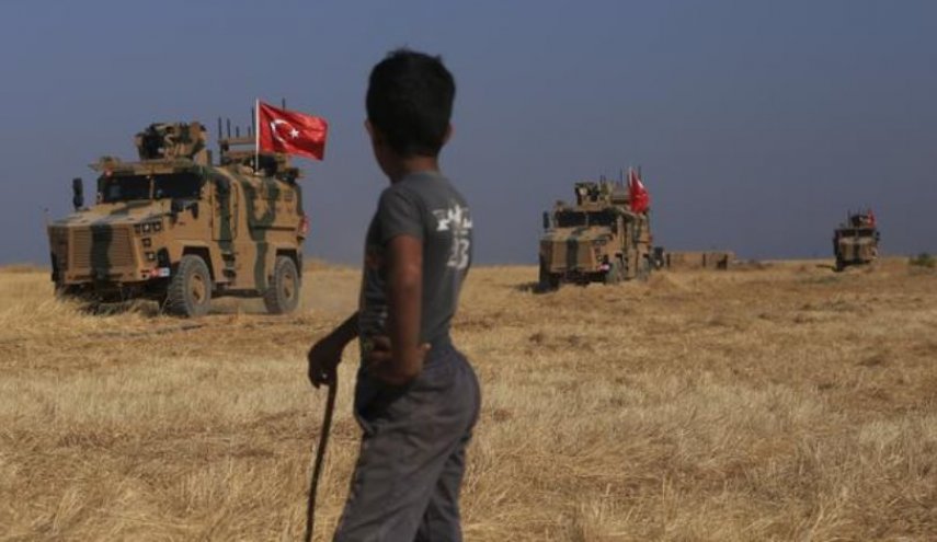 الاحتلال التركي يقيم سواتر وخنادق بين القرى لترسيخ وجوده بريف الرقة

