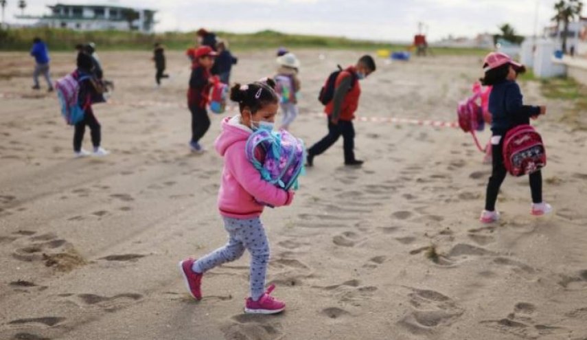 بالصور..حلم التعلم على الشاطئ يتحقق في مرسية الإسبانية