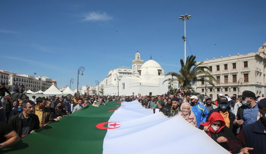 حكومة الجزائر تتهم أطرافا خارجية باستخدام الحراك الجديد