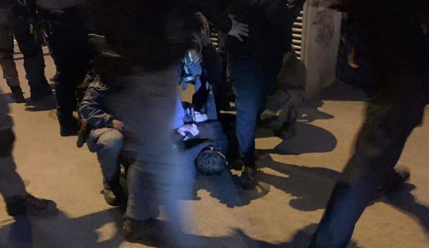 الاحتلال يعتقل 8 شبان من الأقصى ومواجهات في أحياء مقدسية