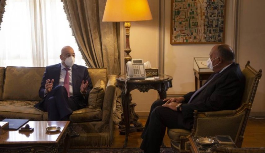 وزير خارجية اليونان يبحث في القاهرة تطورات شرق المتوسط وسوريا
