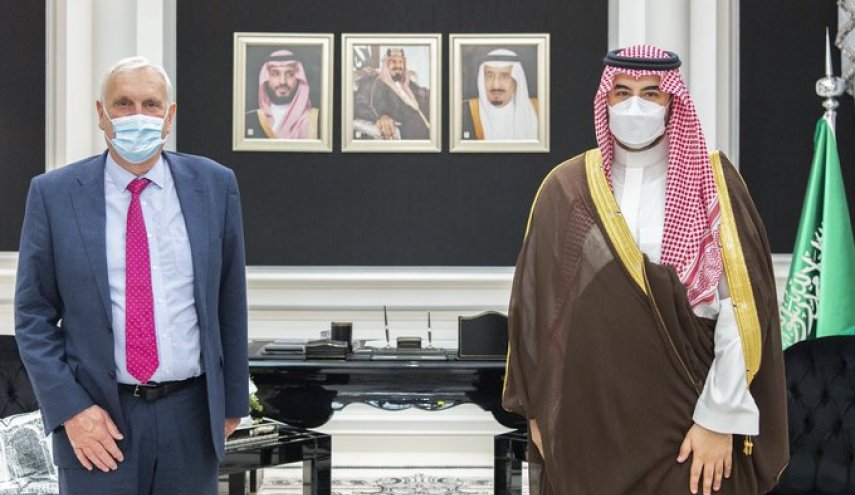 نائب وزير الدفاع السعودي يبحث التعاون الدفاعي مع المبعوث البريطاني