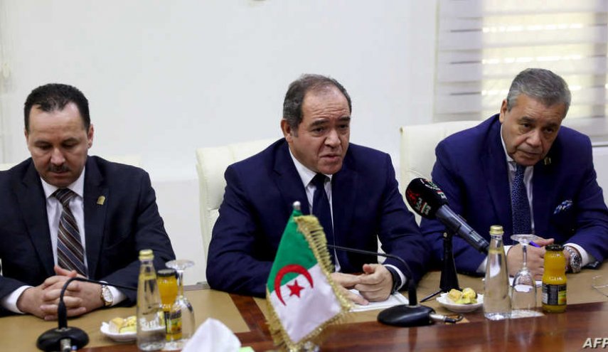 وزيران جزائريان يزوران ليبيا لبحث الأمن الإقليمي
