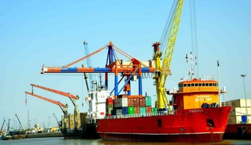 ميناء ايراني يستقبل شحنتين من معدات المصافي متجهتين للعراق
