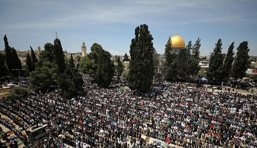 الفلسطينيون يتحدون الاحتلال ويحتشدون في المسجد الأقصى