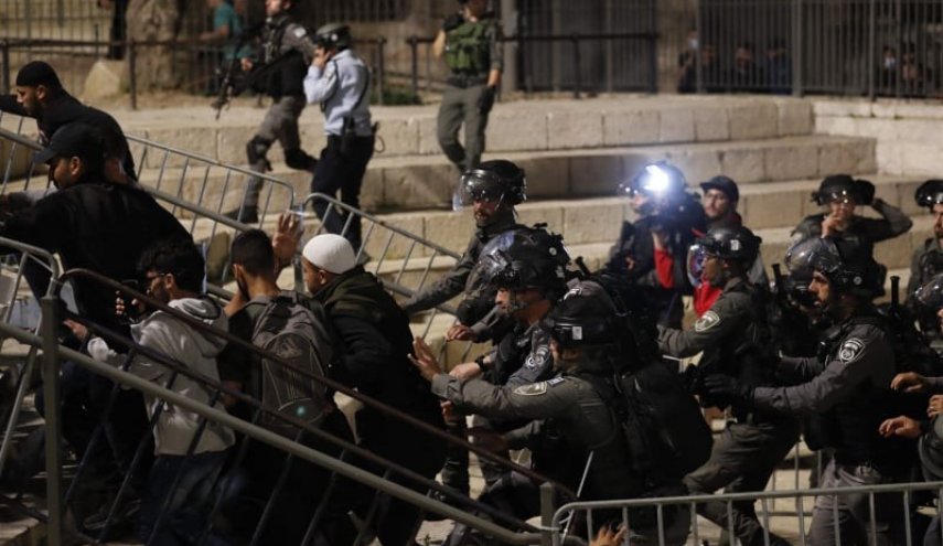 بالصور.. قوات الاحتلال تهاجم المصلين في باب العامود وتعتقل عددا منهم