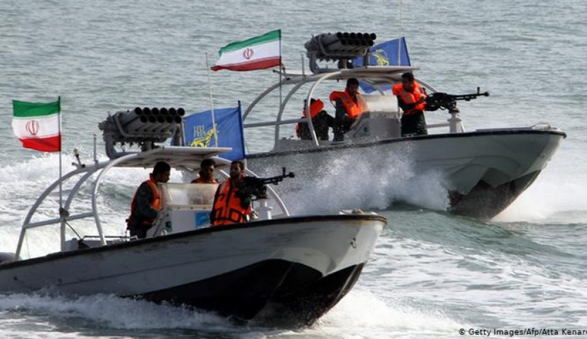 صحيفة: قوارب الحرس الثوري الإيراني تضايق سفينتين أمريكيتين
