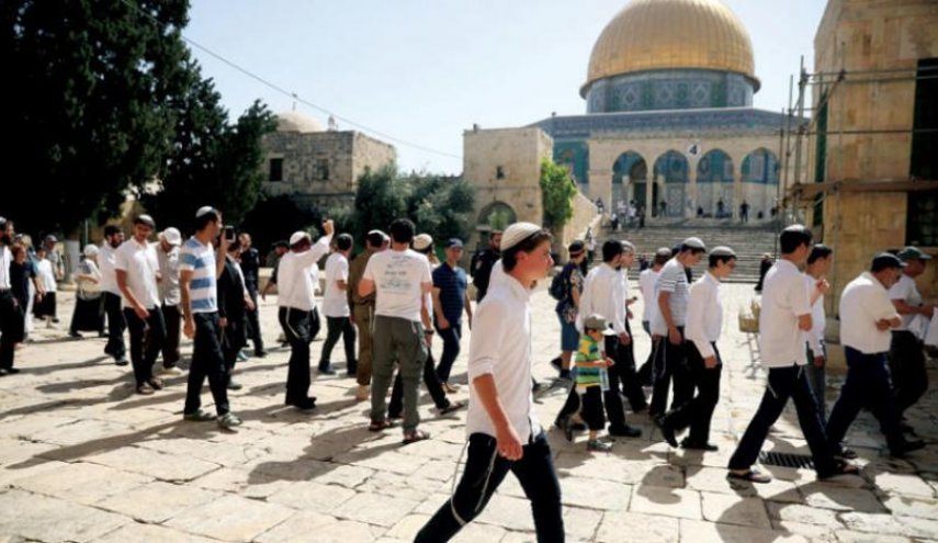 عشرات المستوطنين يقتحمون باحات المسجد الأقصى المبارك

